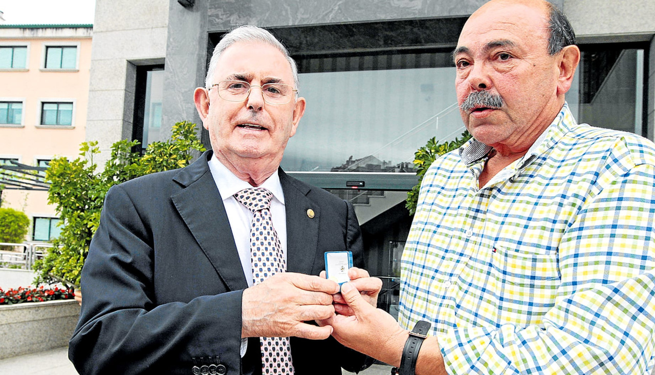 Carlos Troncoso recibiendo una condecoración por parte del Portonovo SD