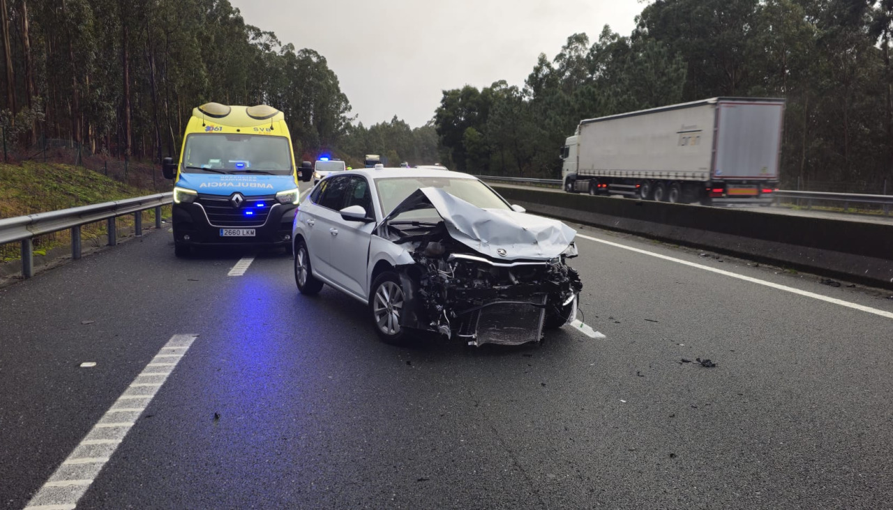 El turismo que colisionó esta mañana en Caldas