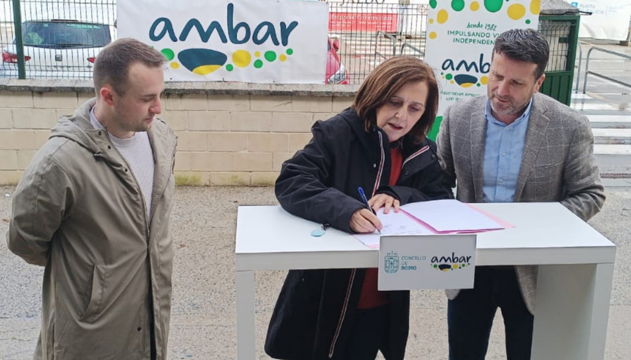 La presidenta de Ambar, Milagros Rey, firmó con el alcalde, José Ramón Romero, el convenio de cesión del edificio de los antiguos maestros de Praia Xardín para habilitar seis viviendas de transición