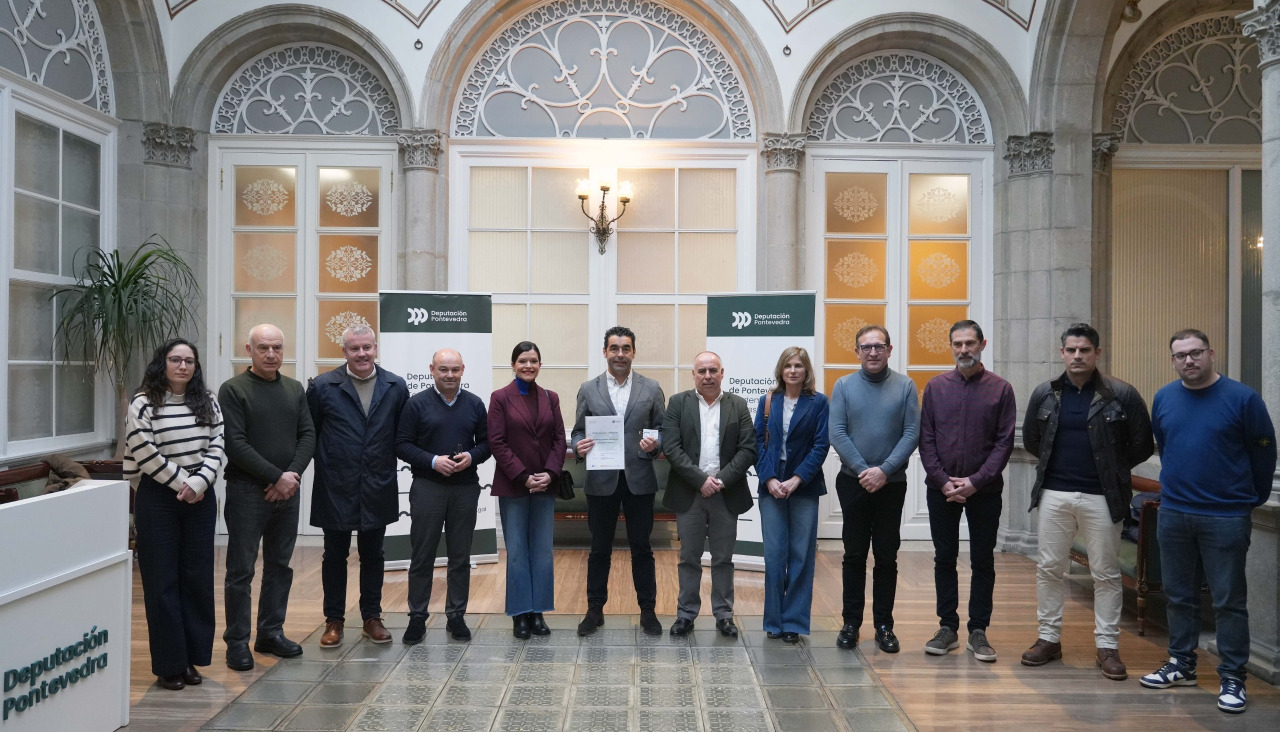 El presidente de la Diputación, Luis López, junto a los alcaldes de los concellos implicados en este programa