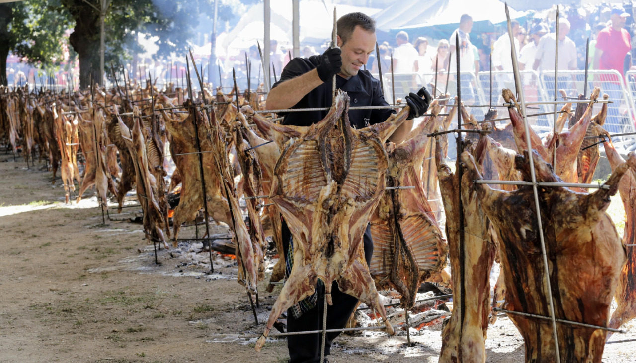 Celebración del Carneiro ó Espeto en la Carballeira de Santa Lucía