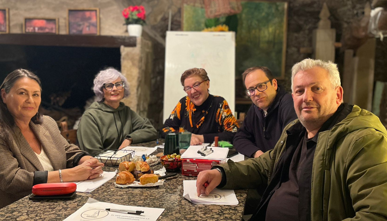 Vecinos y vecinas de Catoira reunidos en las ‘Tardes de Tertulia’