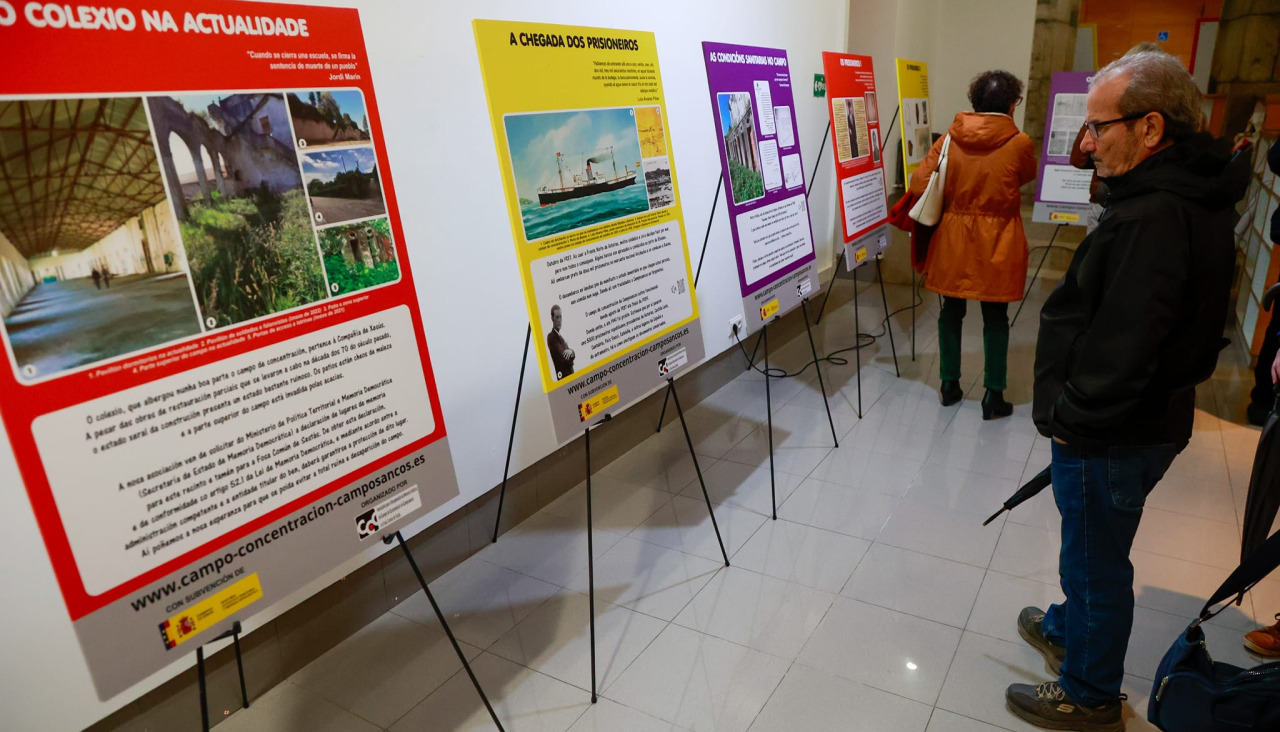 La exposición está en la antesala del Salón García, en la Rúa do Río