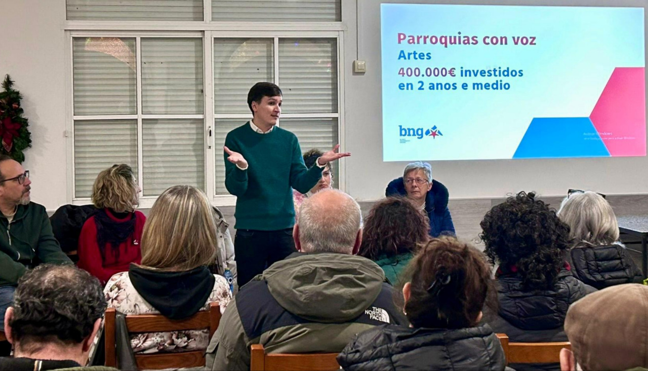 Representantes del BNG ribeirense mantuvieron una reunión con habitantes de la parroquia de Artes en el salón de actos del Centro Recreativo