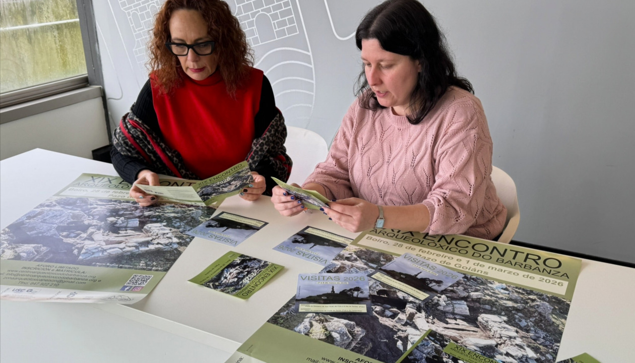 La concejala de Cultura, María Outeiral, y la arqueóloga municipal, Vanesa Lago, presentaron el cartel de una nueva edición del Encontro Arqueolóxico do Barbanza