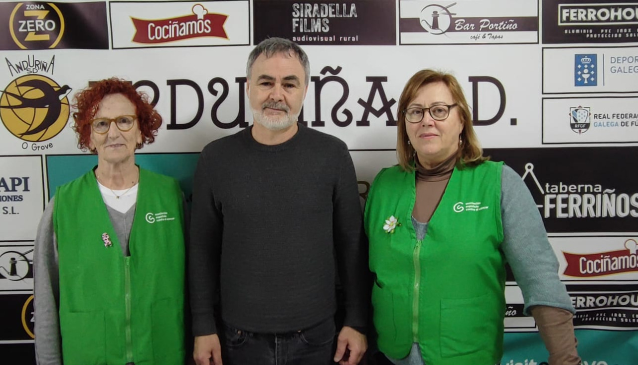 Imagen del presidente del club, Francisco Soutullo, con representantes de la AECC