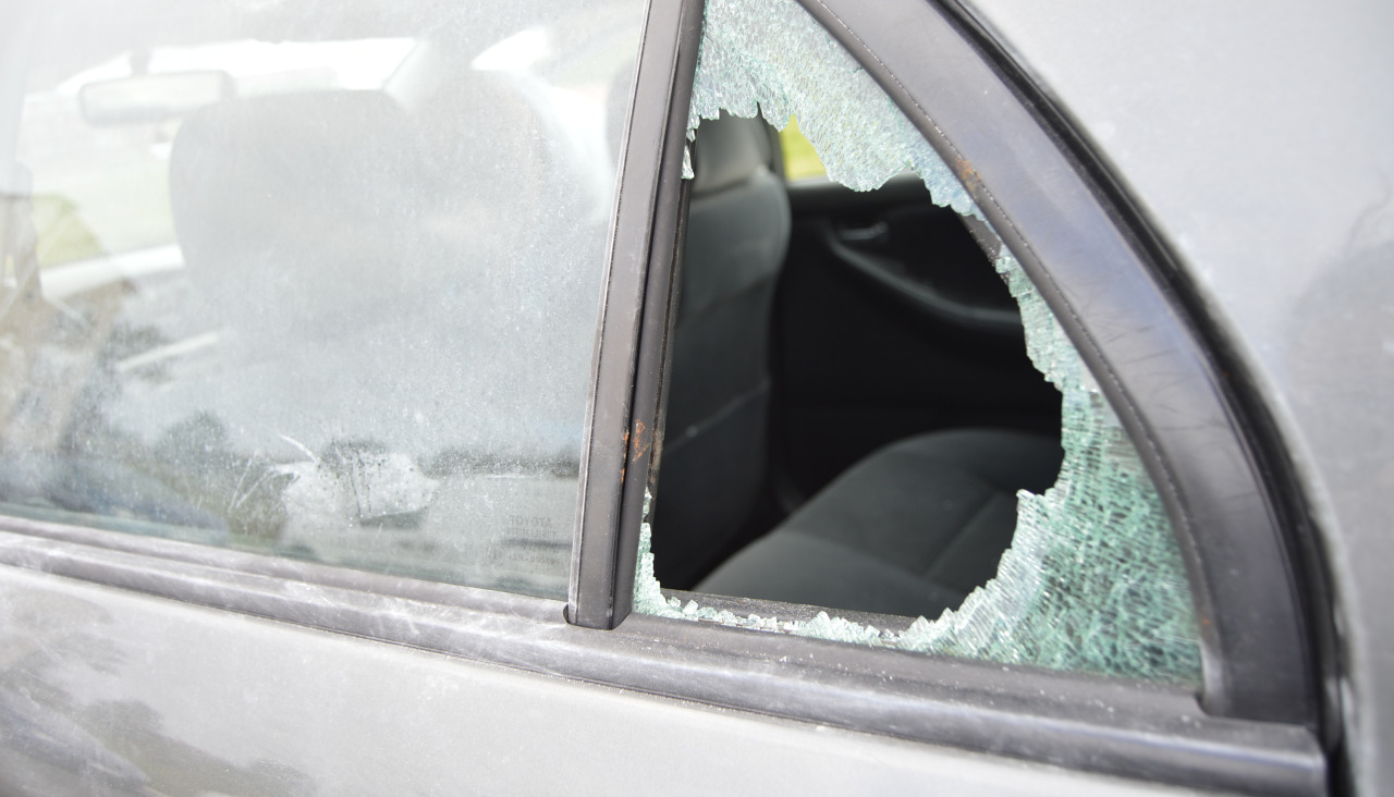 Otro coche guardado en un garaje de la Rúa Agustín Fernández Oujo engrosó la larga lista de vehículos a los que les rompen los cristales de las ventanillas para robar