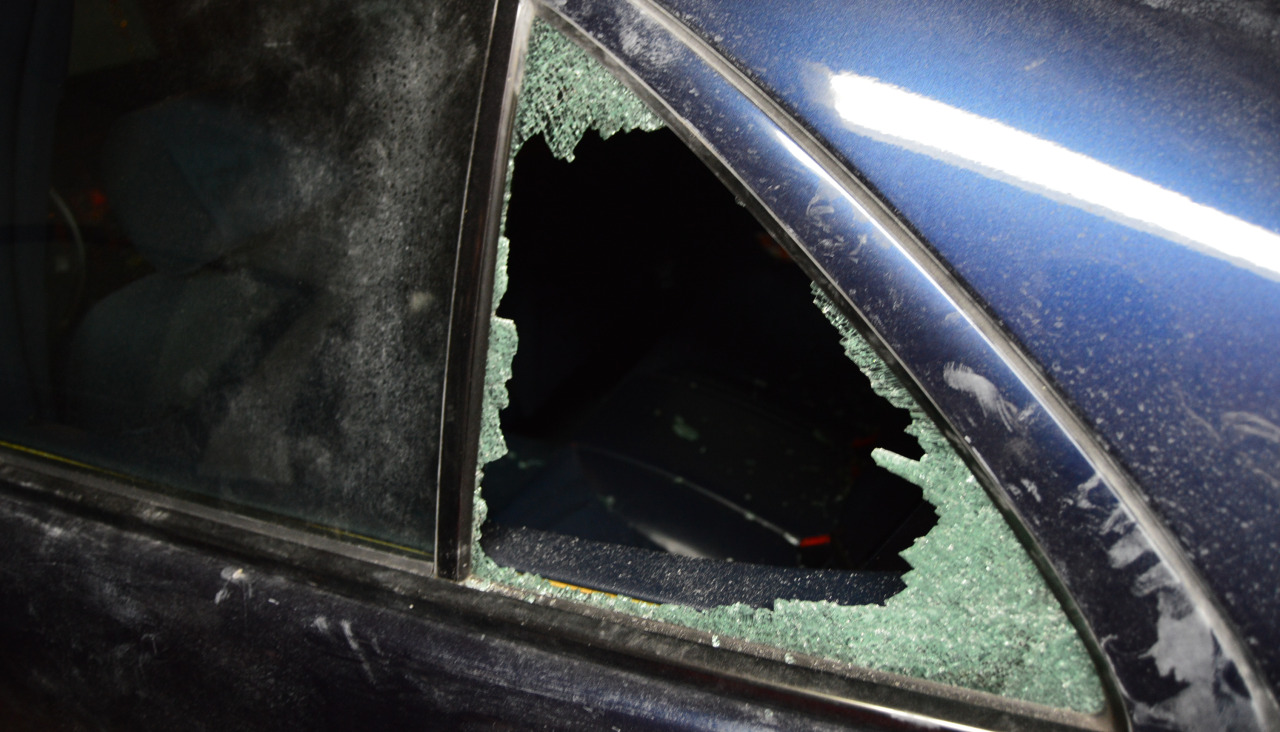 Otro coche guardado en un garaje comunitario de la Rúa Otero Pedrayo fue víctima de los amigos de lo ajeno