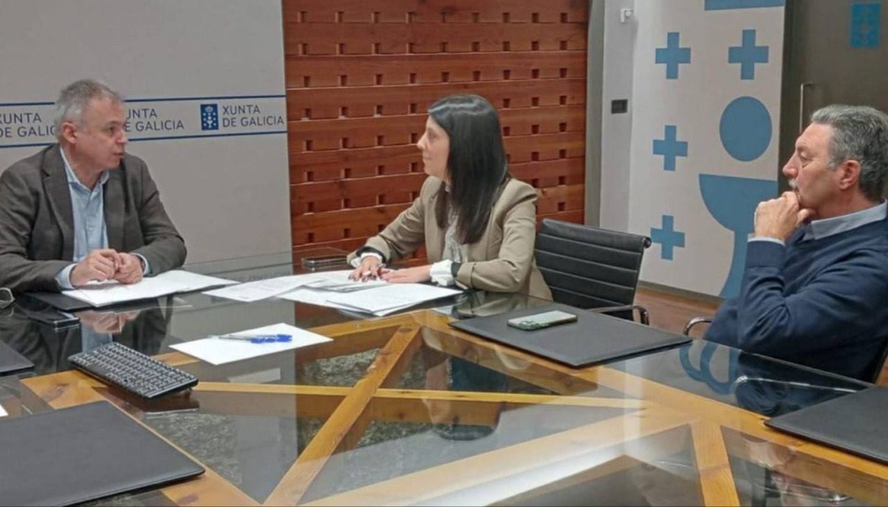 La alcaldesa de Ribeira, María Sampedro, junto con el concejal Ramón Doval, mantuvo una reunión con el director xeral del Instituto Galego de Vivenda e Solo, Heriberto García