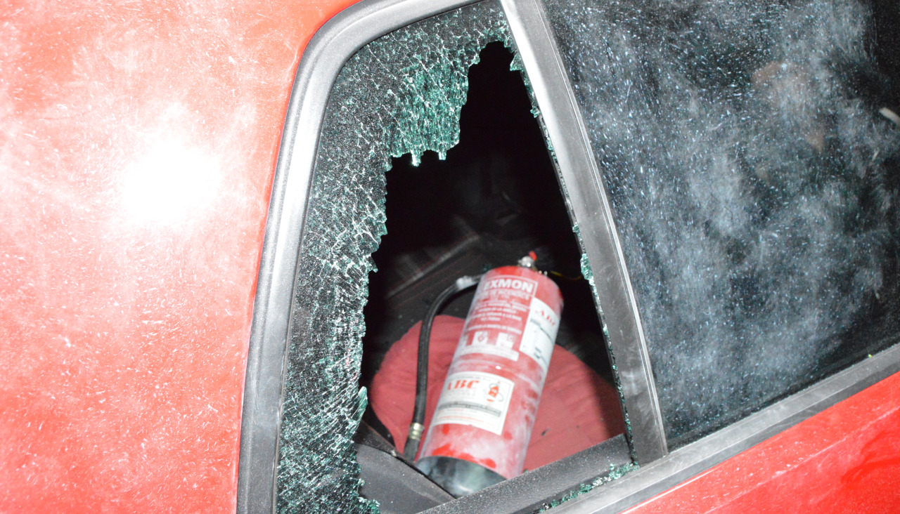 Los ladrones rompieron la ventanilla de un coche con un extintor del propio garaje de la Rúa Otero Pedrayo en el que estaba guardado