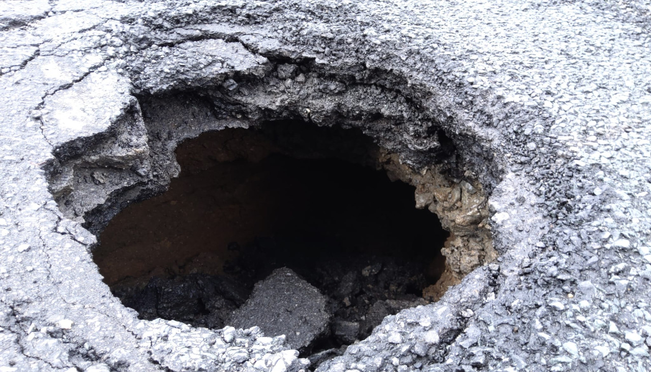 El socavón apareció en la calle Agustín Romero