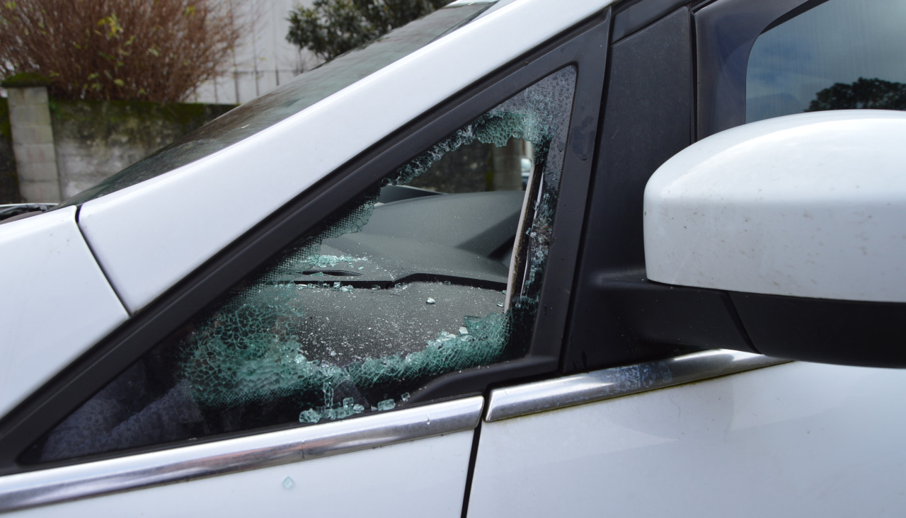 Los cacos rompieron otro cristal de otra ventanilla del mismo coche y esta vez lograron abrir la puerta y, después de revolver mucho, se llevaron un euro