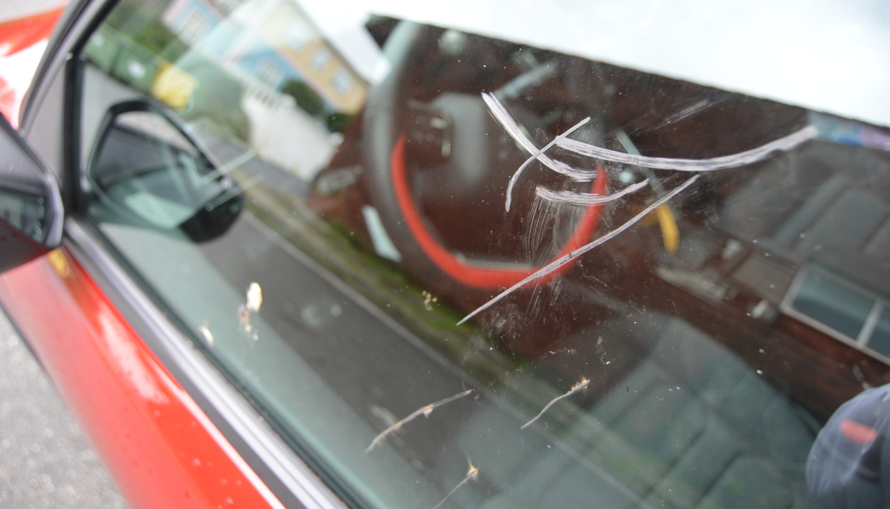 Los ladrones pintaron un garabato en el cristal de la ventanilla del conductor de un Citroën C4 tras romper un cristal  de ese mismo lado y no poder abrir la puerta para robar