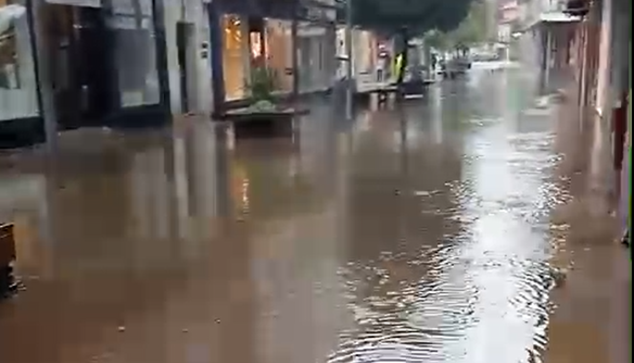 La lluvia anegó en minutos la Rúa do Río