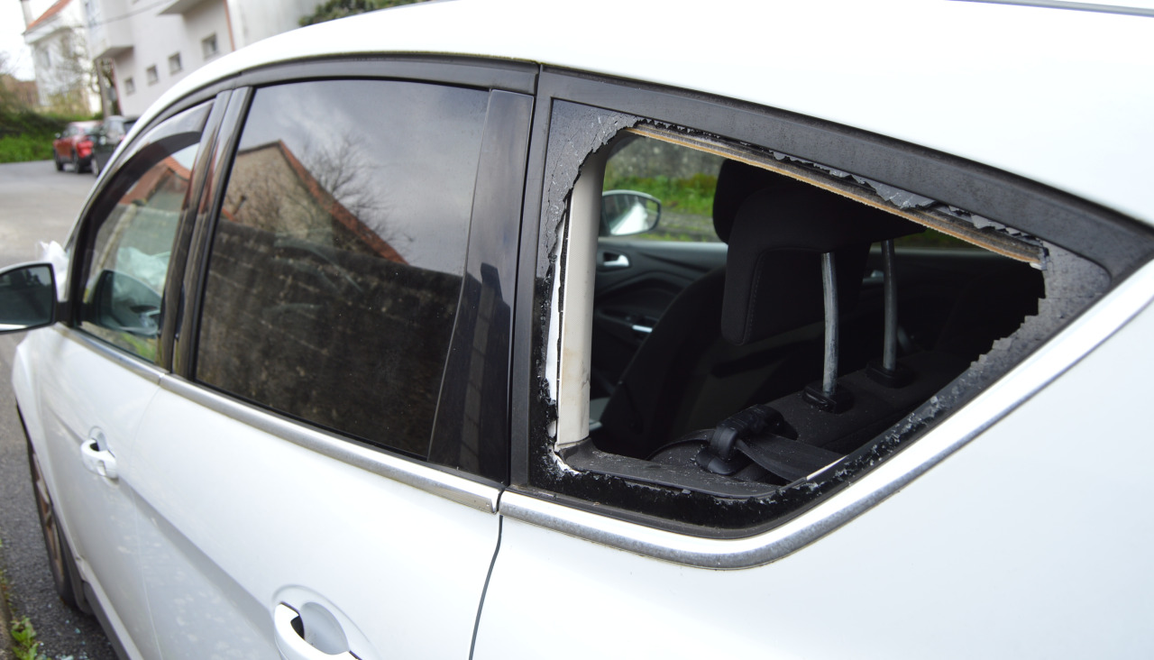 Los ladrones rompieron con una tapa de registro una ventanilla fija de la parte posterior de un coche estacionado en la Rúa da Habana , pero no pudieron abrir la puerta para robar