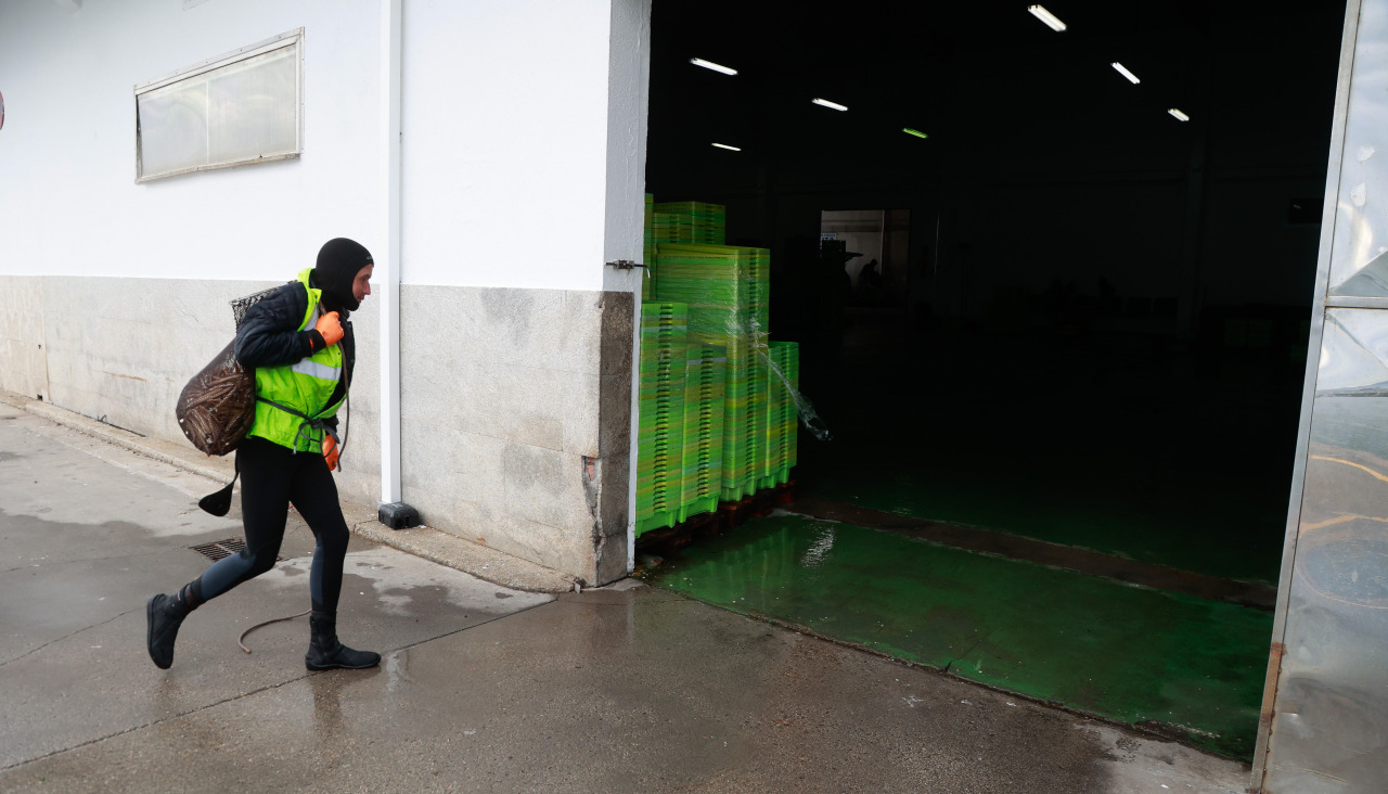 Un navalleiro accediendo a la lonja de Cambados