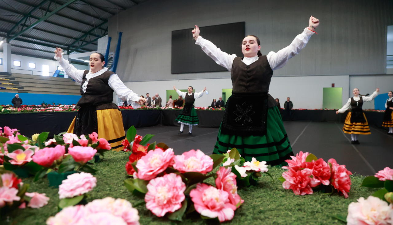 La cita todavía será visitable hoy, en el pabellón-multiusos y ayer contó con actuación de O Castro
