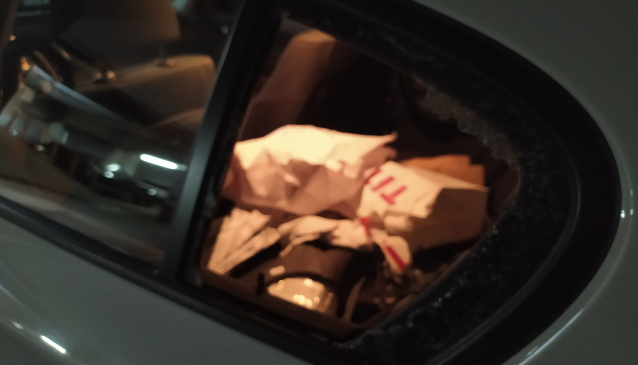 Los ladrones volvieron a rompertr las ventanillas de los coches afectados por robos con un extintor que había dentro del propio garaje de un edificio de la Rúa Alcalá Galiano