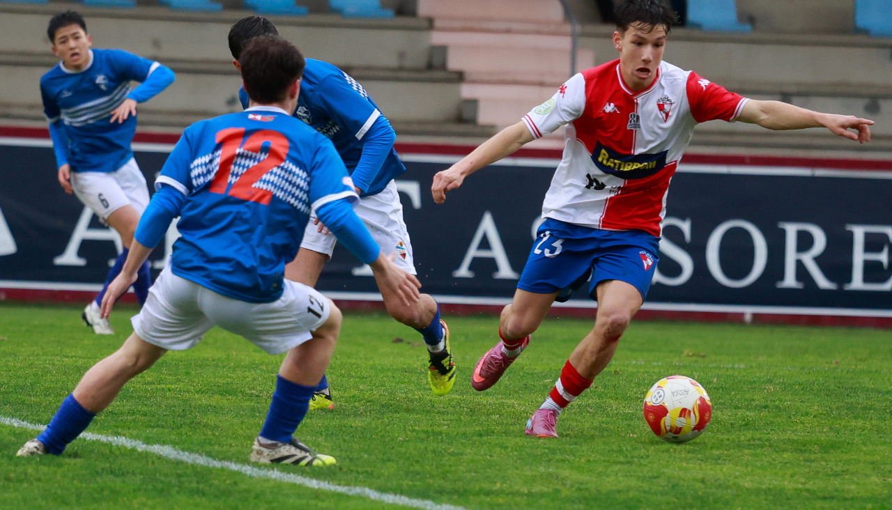 Lombao estuvo muy activo y provocó la acción del penalti.