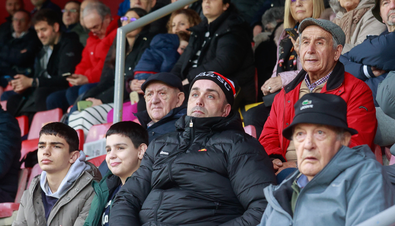 Afición en A Lomba durante el partido