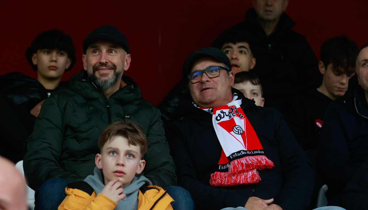 Aficionados vilagarcianos en la grada de Tribuna de A Lomba