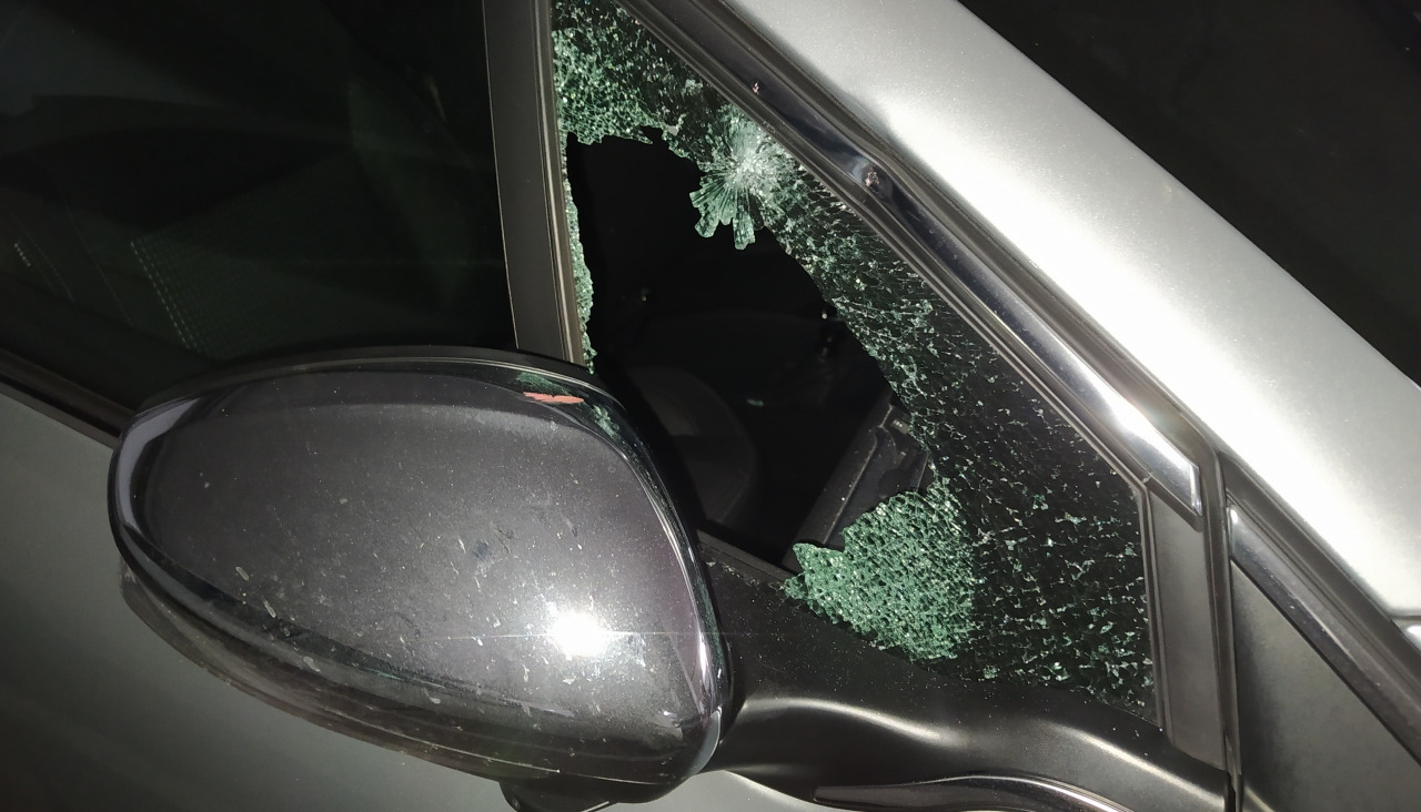 Los ladrones volvieron a rompertr las ventanillas de los coches afectados por robos con un extintor que había dentro del propio garaje de un edificio de la Rúa Alcalá Galiano