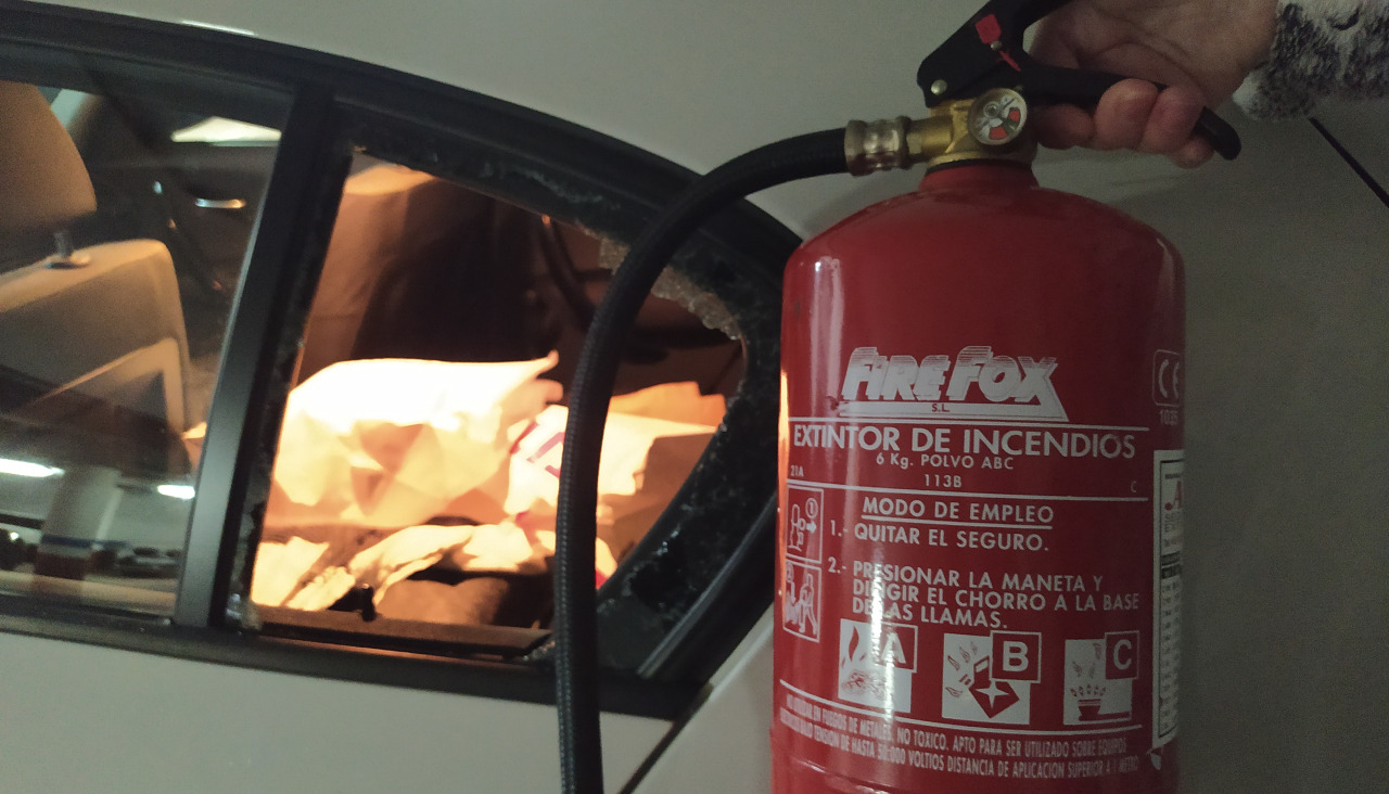 Los ladrones volvieron a rompertr las ventanillas de los coches afectados por robos con un extintor que había dentro del propio garaje de un edificio de la Rúa Alcalá Galiano