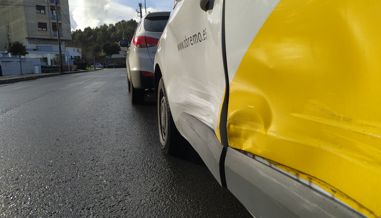 La furgoneta del joven conductor que resultó herido sufrió daños en el lateral izquierdo a causa del impacto por parte de otro coche