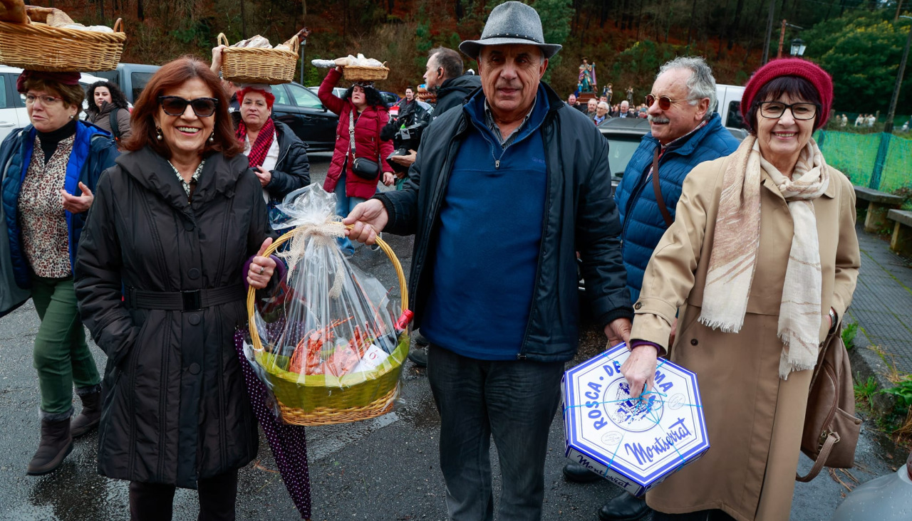 Un antiguo vecino de Valga se presentó en la subasta con una cesta de langostas y una rosca
