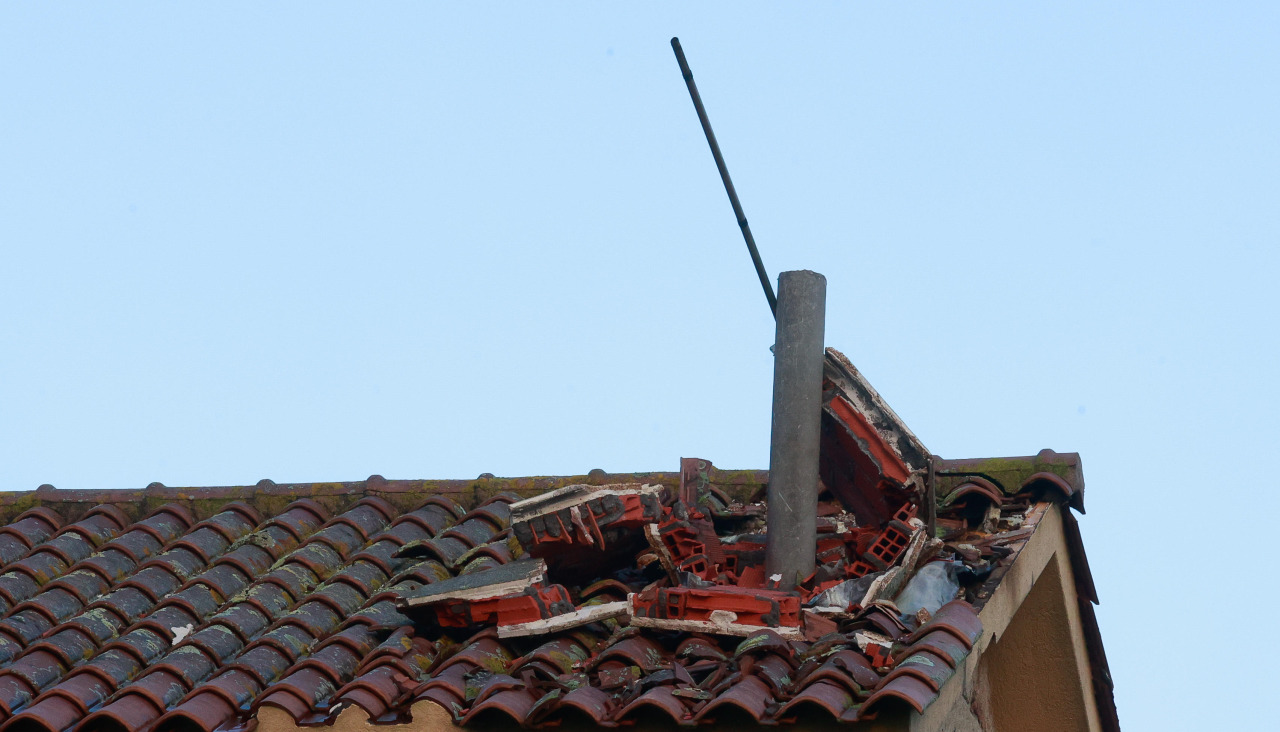 Destrozos en la cubierta de la vivienda más afectada por la descarga eléctrica de la tormenta del viernes