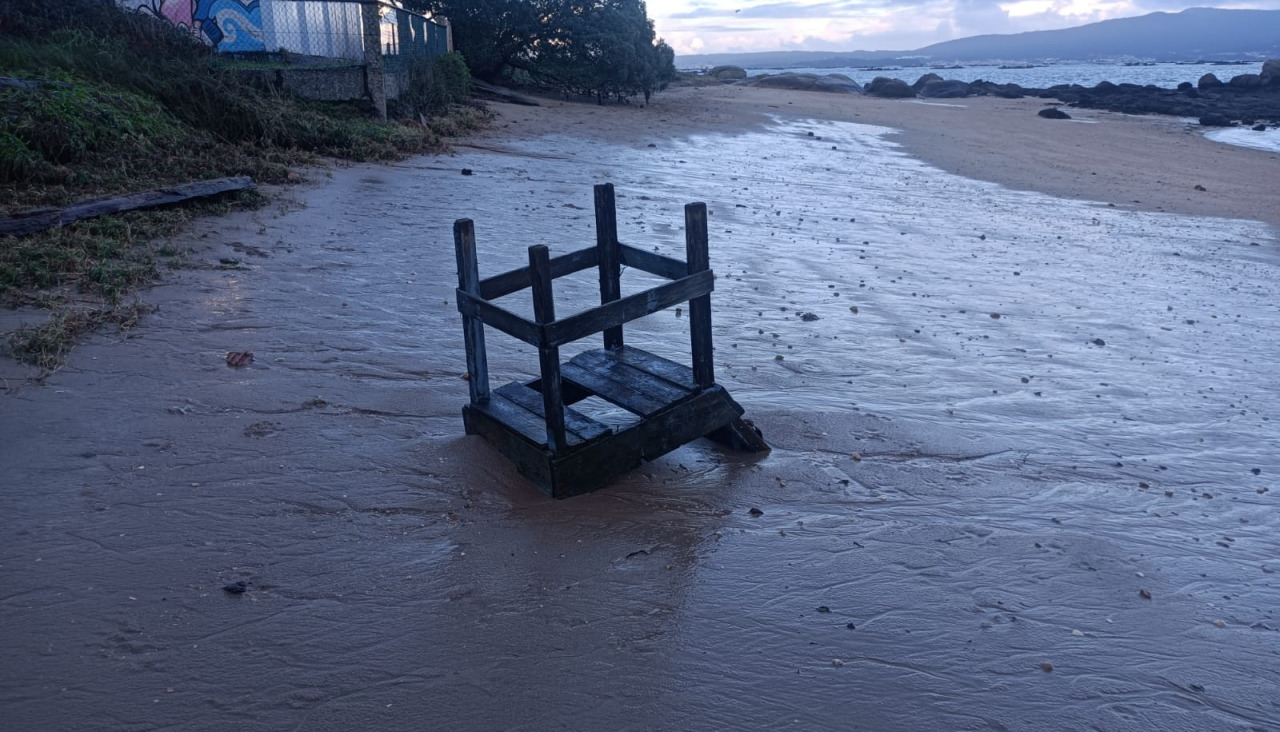 Una silla arrastrada al litoral vilanovés
