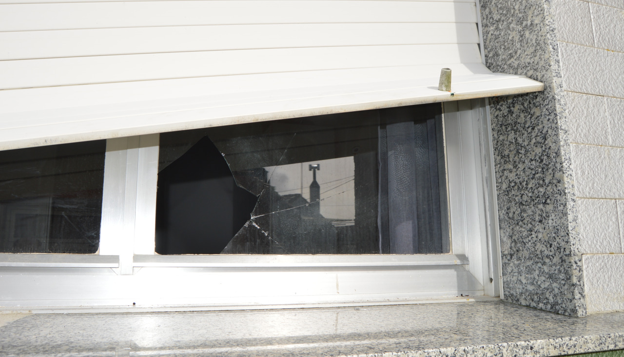 Un ladrón forzó la persiana y rompió el cristal de una ventana de una vivienda para poder abrirla y acceder a su interior con la finalidad de robar