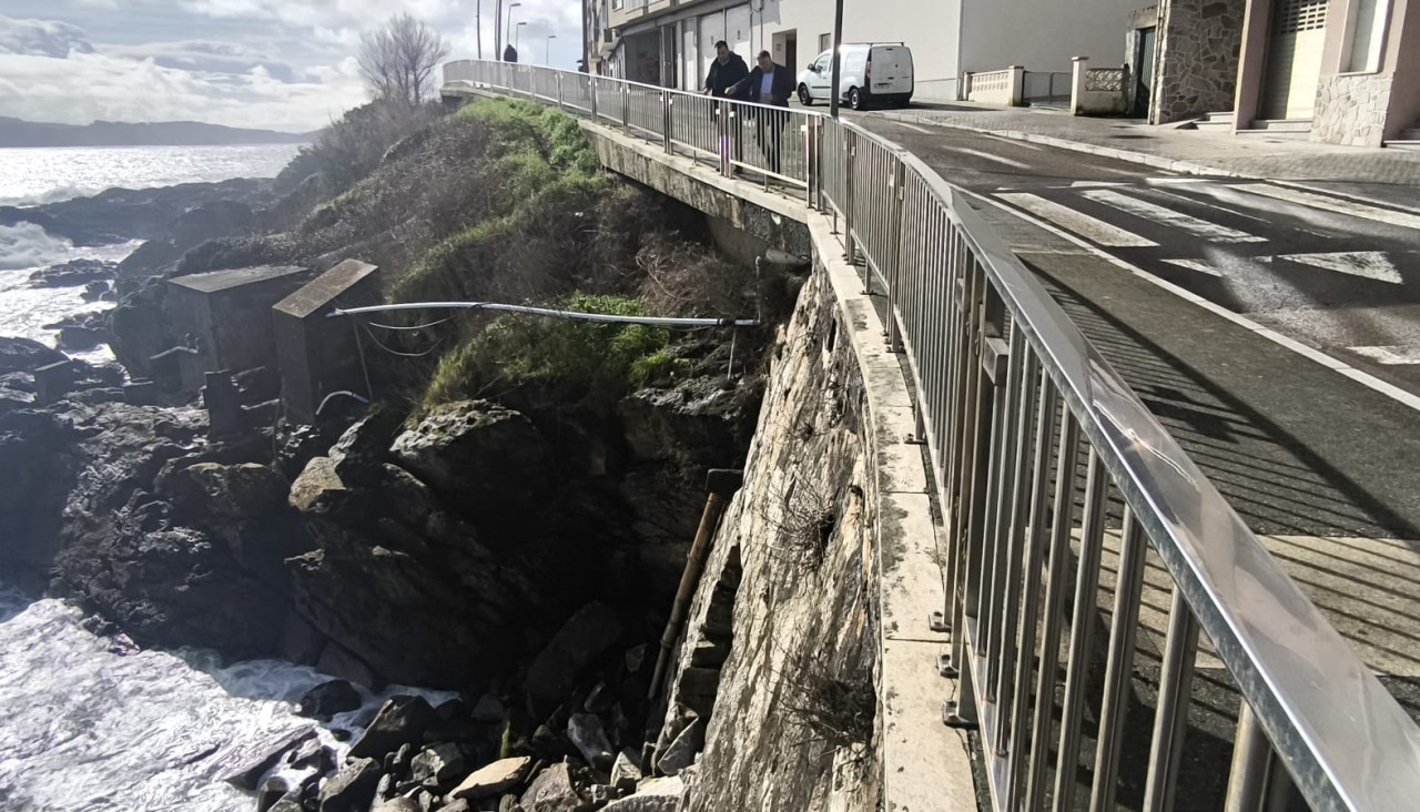 Imagen del socavón en la Avenida de Pontevedra de Sanxenxo