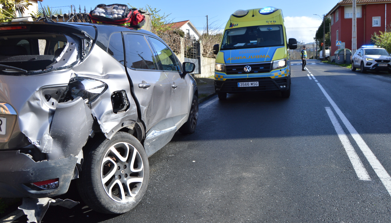 Un Renault Captur, conducido por la mujer que resultó herida, recibió el impacto de una furgoneta Peugeot Partner