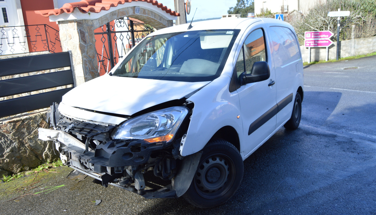 Una furgo9neta Peugeot Partner fue uno de los dos vehículos implicados en el accidente de tráfico en la carretera provincial DP-7304, en Artes