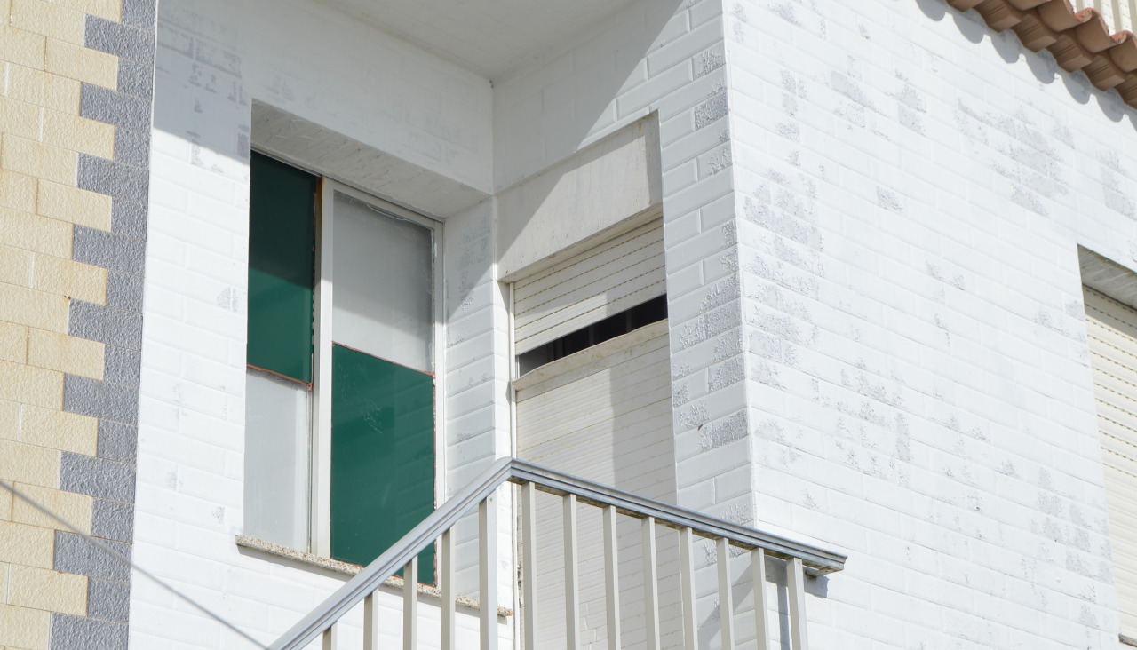 Un ladrón causó la rotura de una persiana y del cristal de una puerta posterior de una vivienda situada cerca de la CAsa do Mar de Corrubedo