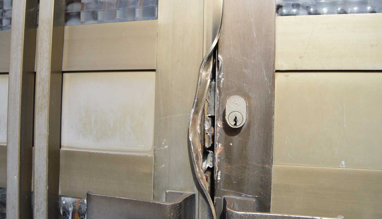 El entorno de la zona de la cerradura de la puerta de una vivienda de la Rúa Mexilloeiro presenta daños tras intentar forzarla para entrar a robar, algo que finalmente hizo el ladrón a través de una ventana