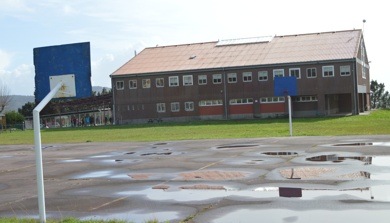 Una de las obras que se incluyen en la propuesta del Gobierno loca ribeirense para financiar con cargo al POS+2026 es la n nueva pista polideportiva descubierta en el colegio de Olveira, por 72.973 euros