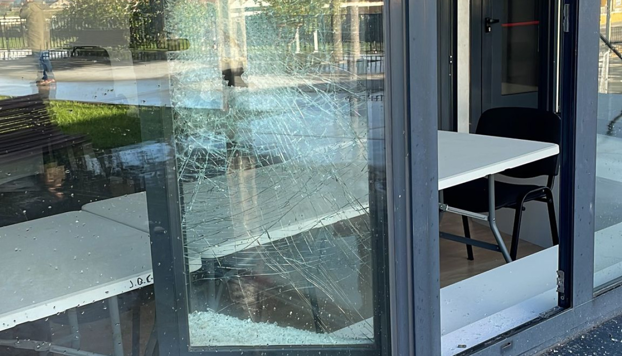 Los cacos rompieron el cristal de una ventana del centro social de Carreira para entrar a robar