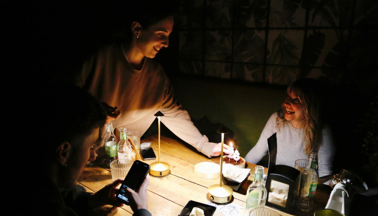 Velas contra el apagón en un bar de Valentín Viqueira