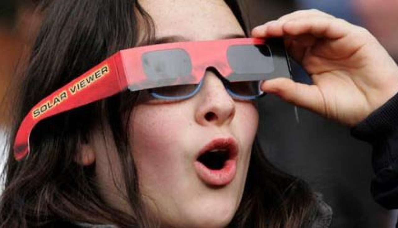 Una niña disfruta del eclipse