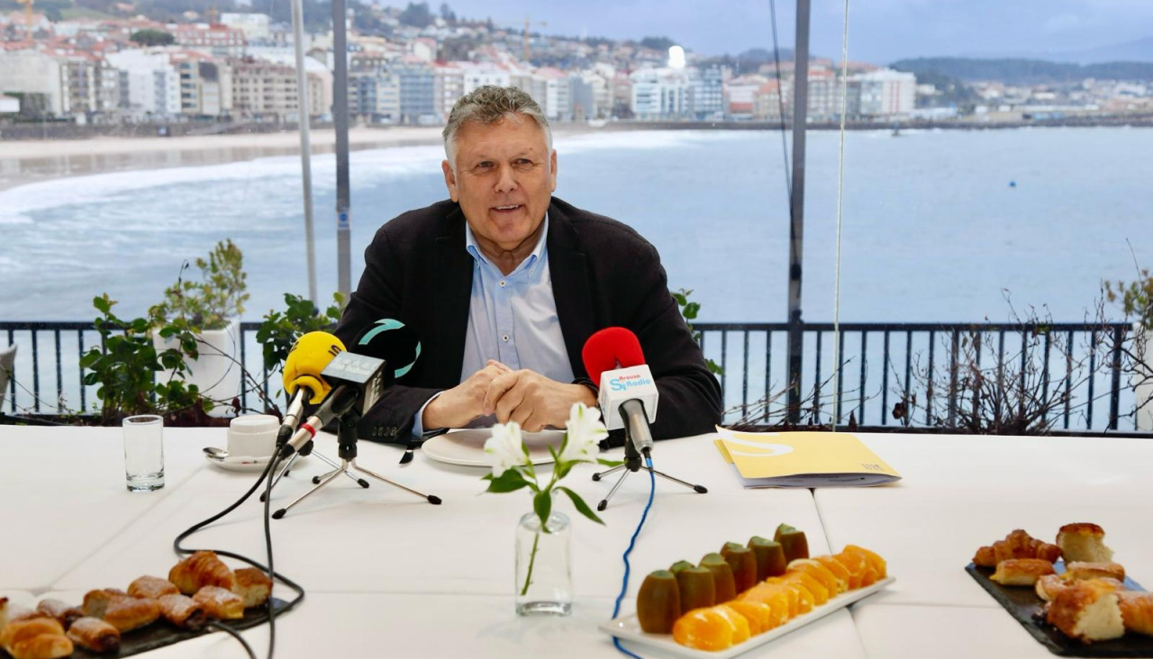 Imagen del alcalde de Sanxenxo, Telmo Martín, durante el desayuno informativo