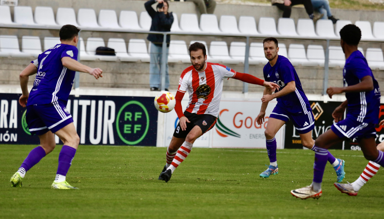Adri Rodríguez tratará de marcar hoy para mantenerse como pichichi de la categoría