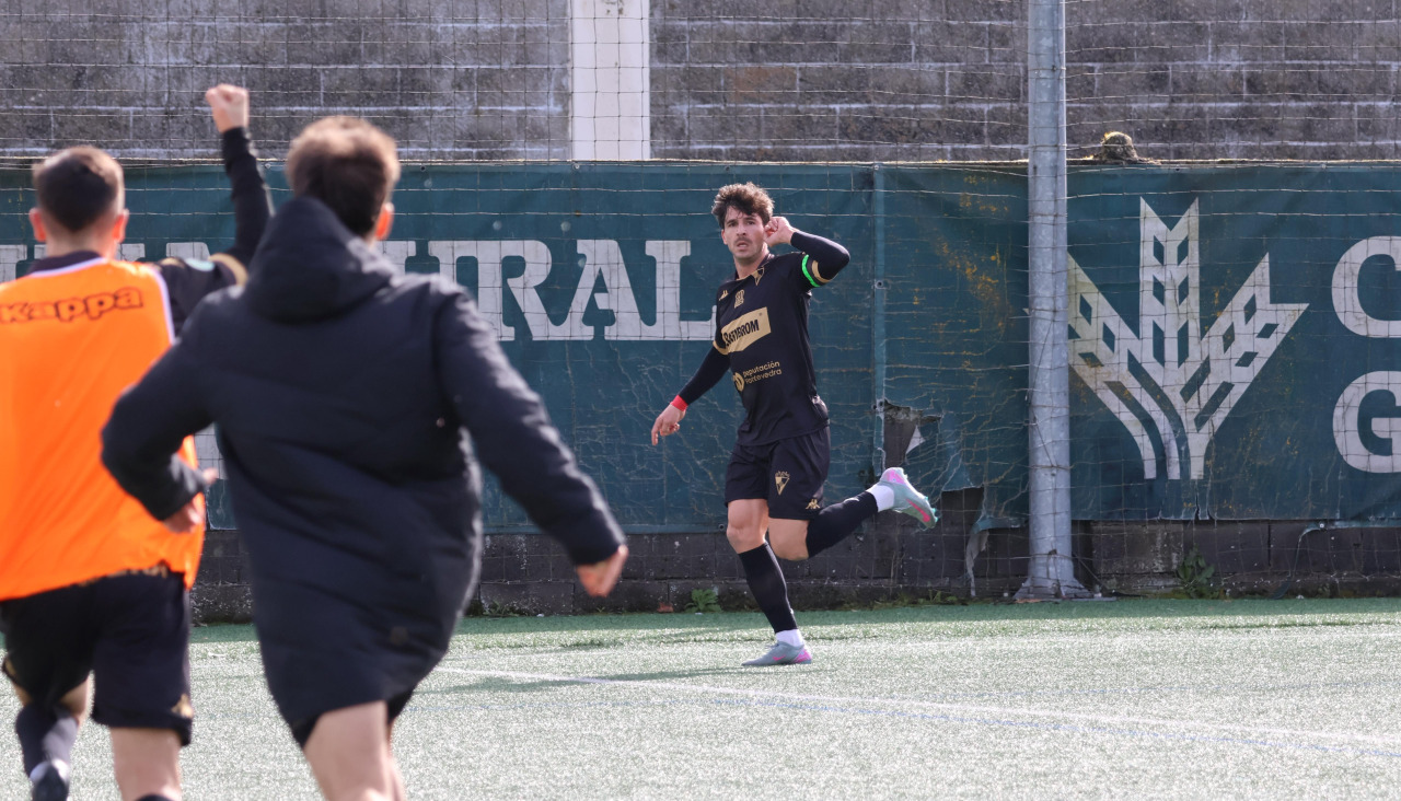 El Arosa ganó en Lugo con otro gol a última hora de un futbolista que entró de refresco
