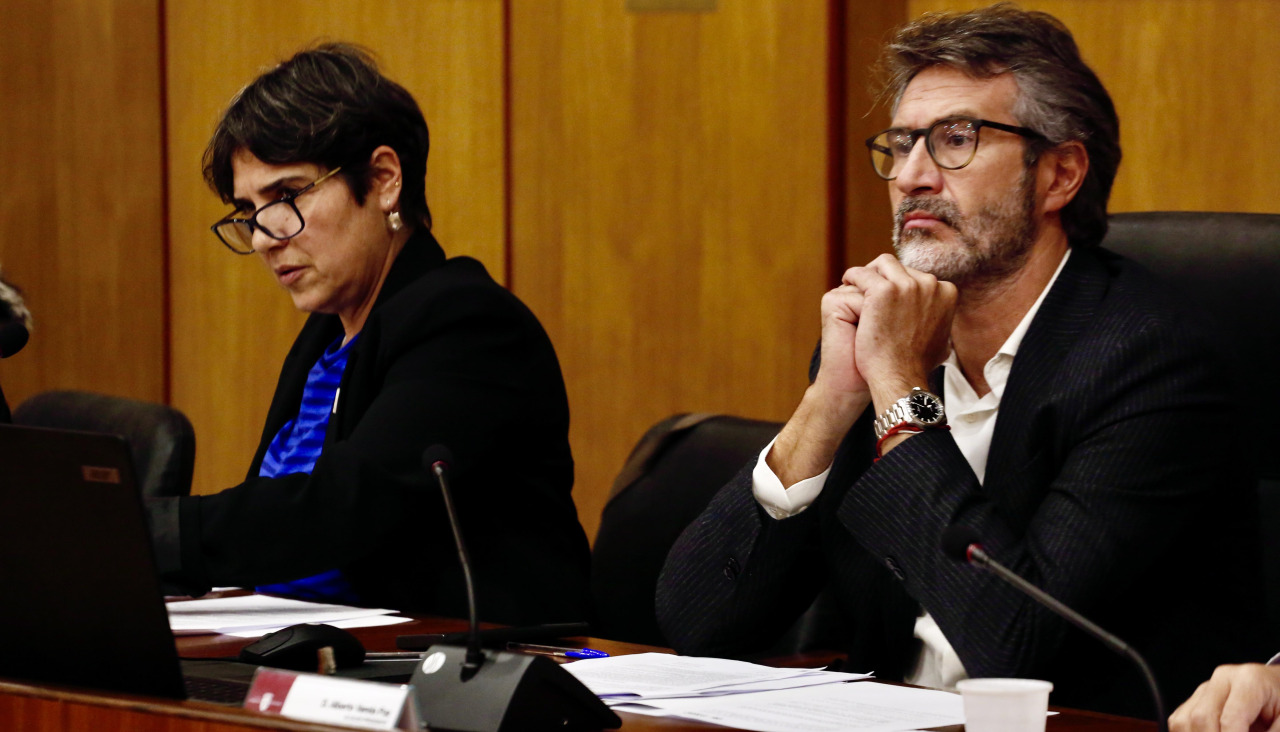 El alcalde, Alberto Varela y la edila Tania García en un pleno de Vilagarcía.jpg