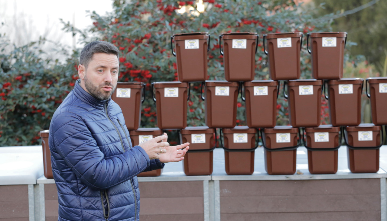 El alcalde, Samuel Lago, durante una charla sobre compostaje