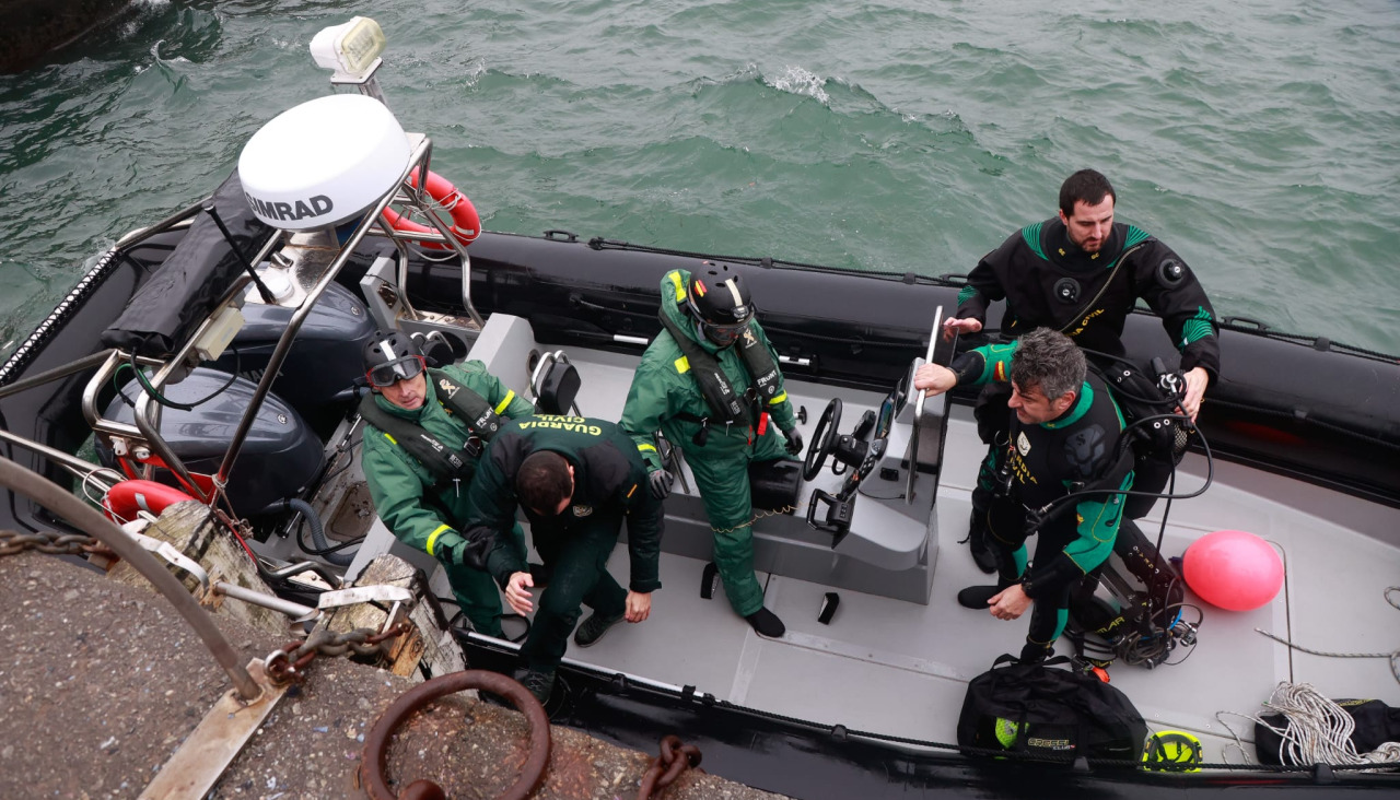 Miembros de los GEAS durante la investigación en O Grove