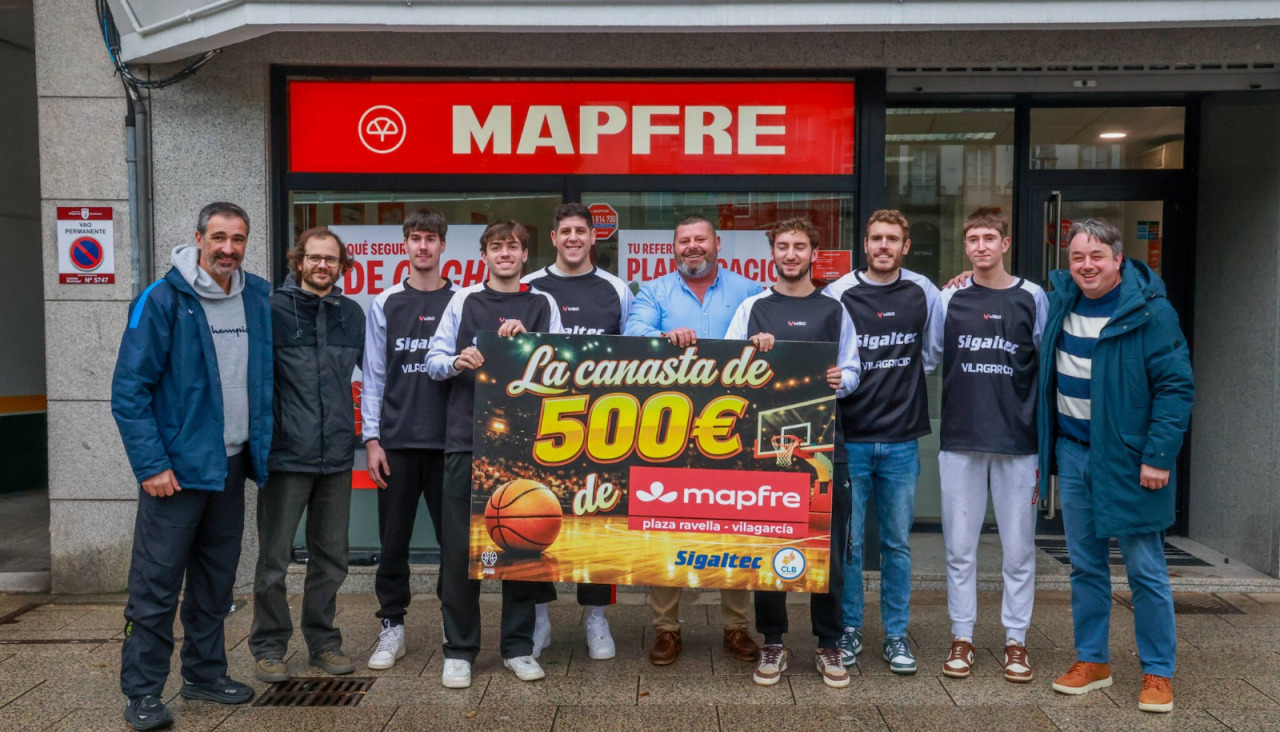 Jugadores y directivos en la oficina de la Plaza de Ravella