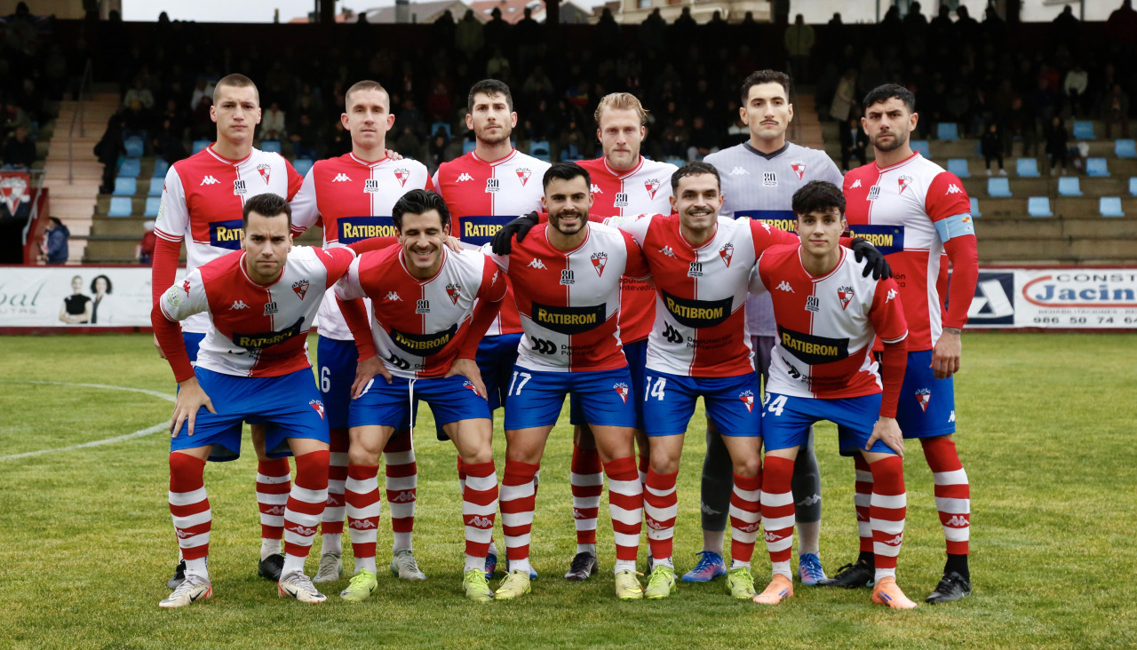 l Arosa quiere ganar al Alondras para irse a la cama con los mismos puntos que el líder Compostela