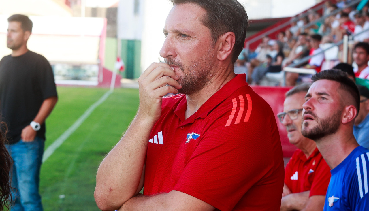 Rafa Villaverde, técnico del Alondras, durante el partido de Copa RFEF en A Lomba